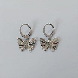 BRINCO EM AÇO INOXIDÁVEL - BRINCO ARGOLINHA DE PRESSÃO COM PINGENTE BORBOLETA 16MM - COMPOSIÇÃO: AÇO INOXIDÁVEL - AÇO2338