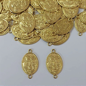 ACESSORIO NO BRUTO PRONTO PARA O BANHO(CX147)(5937) VENDIDO POR UNIDADE/ Oval 12,8mm Sagrada Familia C/ 2 argolinha / PESO 0,7GR - BRU3901