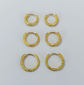 BRINCO NO BRUTO PRONTO PARA O BANHO LATÃO - (CX148) TRIO DE BRINCO COM 3 PARES CRAVEJADOS COM MICROS ZIRCÔNIAS - TAMANHOS: 9/11/13MM - PESO TOTAL 6,8GR - BRU23920