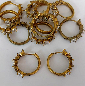 BRINCO NO BRUTO PRONTO PARA O BANHO (BRINCO ARGOLINHA DE PRESSÃO CRAVEJADO EM MICRO ZIRCONIAS (148)- COMPOSIÇÃO: LATÃO 100% - TAMANHO 20MM - (VENDIDO POR PAR) PESO TOTAL 2.9GR - BRU23930