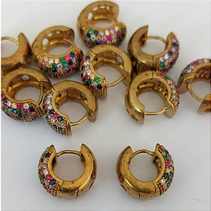 BRINCO NO BRUTO PRONTO PARA O BANHO (BRINCO ARGOLINHA DE PRESSÃO CRAVEJADO EM MICRO ZIRCONIAS (148)- COMPOSIÇÃO: LATÃO 100% - TAMANHO 16MM - (VENDIDO POR PAR) PESO TOTAL 6.5GR - BRU23931