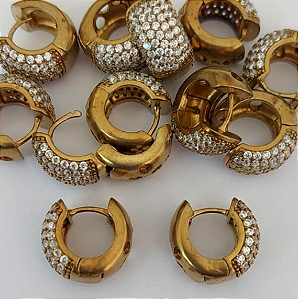 BRINCO NO BRUTO PRONTO PARA O BANHO (BRINCO ARGOLINHA DE PRESSÃO CRAVEJADO EM MICRO ZIRCONIAS (148)- COMPOSIÇÃO: LATÃO 100% - TAMANHO 16MM - (VENDIDO POR PAR) PESO TOTAL 6.5GR - BRU23932