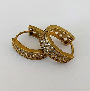 BRINCO NO BRUTO PRONTO PARA O BANHO (BRINCO ARGOLINHA DE PRESSÃO CRAVEJADO EM MICRO ZIRCONIAS (148)- COMPOSIÇÃO: LATÃO 100% - TAMANHO 18MM - (VENDIDO POR PAR) PESO TOTAL 4.4GR - BRU23938