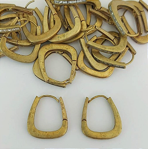 BRINCO NO BRUTO PRONTO PARA O BANHO (BRINCO ARGOLINHA DE PRESSÃO CRAVEJADO EM MICRO ZIRCONIAS (149)- COMPOSIÇÃO: LATÃO 100% - TAMANHO 20X18MM - (VENDIDO POR PAR) PESO TOTAL 3,9GR - BRU23941