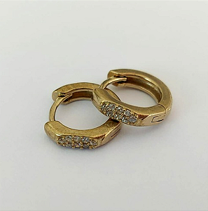 BRINCO NO BRUTO PRONTO PARA O BANHO (BRINCO ARGOLINHA DE PRESSÃO CRAVEJADO EM MICRO ZIRCONIAS (149)- COMPOSIÇÃO: LATÃO 100% - TAMANHO 10MM - (VENDIDO POR PAR) PESO TOTAL 1.3GR - BRU23942