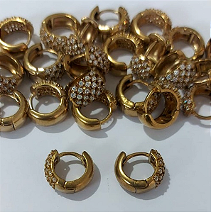 BRINCO NO BRUTO PRONTO BANHO (CX150) - BRINCO COM FILEIRAS DE MICRO ZIRCONIAS CRISTAIS - ARGOLINHA DE PRESSÃO (TRANQUETA) TAMANHO 12MM - PESO TOTAL 2.8GR - BRU23964