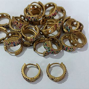BRINCO NO BRUTO PRONTO BANHO - BRINCO CRAVEJADO COM MICROS ZIRCÔNIAS COLORIDAS - ARGOLINHA DE PRESSÃO (TRANQUETA) TAMANHO 5X15MM - PESO TOTAL 3,4GR - BRU23967