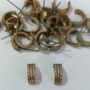 BRINCO NO BRUTO PRONTO BANHO - BRINCO DE PINO CRAVEJADO EM MICROS ZIRCÔNIAS CRISTAIS - TAMANHO 5X12MM - PESO TOTAL 1,8GR - BRU23971