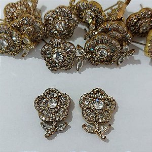 BRINCO NO BRUTO PRONTO BANHO - BRINCO DE PINO FLOR CRAVEJADA EM MICROS ZIRCÔNIAS CRISTAIS - TAMANHO 13X18MM - PESO TOTAL 3,6GR - BRU23972