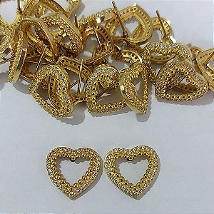 BRINCO NO BRUTO PRONTO BANHO - BRINCO DE PINO CORAÇÃO VAZADO CRAVEJADO EM MICROS ZIRCÔNIAS - TAMANHO 14MM - PESO TOTAL 2GR - BRU23976