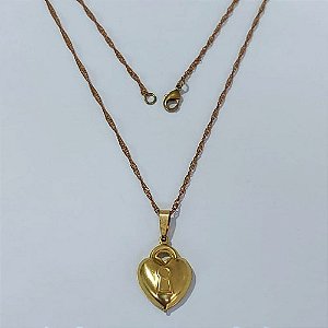 GARGANTILHA NO BRUTO PRONTA PARA O BANHO - GARGANTILHA COM CORRENTE SINGAPURA 45CM E PINGENTE CORAÇÃO DUPLO DETALHES VAZADOS E CADEADO 16X20MM (310) - PESO: 3,4GR - COMPOSIÇÃO: 100% LATÃO - BRU24025