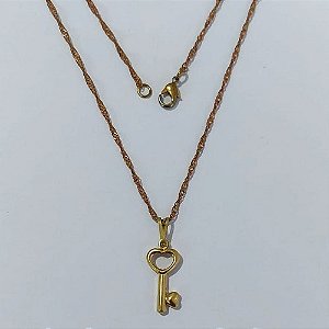 GARGANTILHA NO BRUTO PRONTA PARA O BANHO - GARGANTILHA COM CORRENTE SINGAPURA 45CM E PINGENTE PINGENTE CHAVE DUPLA (1871) 18MM - PESO: 2,4GR - COMPOSIÇÃO: 100% LATÃO - BRU24026