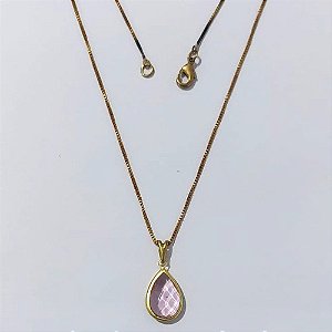 GARGANTILHA NO BRUTO PRONTA PARA O BANHO - GARGANTILHA COM CORRENTE VENEZIANA 45CM E PINGENTE 8X12MM (GOTA)COMPOSIÇÃO 70% LATÃO E 30% VIDRO ROSA - PESO: 2,4GR - COMPOSIÇÃO: 100% LATÃO - BRU24035