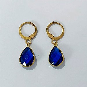 BRINCO NO BRUTO PRONTO PARA O BANHO - BRINCO ARGOLINHA DE PRESSÃO COM PINGENTE 8X12MM (GOTA)COMPOSIÇÃO 70% LATÃO E 30% VIDRO AZUL ESCURO- PESO: 2,2GR - BRU24041