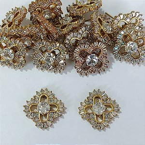 BRINCO NO BRUTO PRONTO PARA O BANHO - BRINCO DE PINO FLOR CRAVEJADA EM ZIRCÔNIAS 17MM - COMPOSIÇÃO: LATÃO / ZIRCÔNIA - PESO 4,2GR - BRU24065