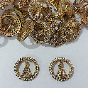 BRINCO NO BRUTO PRONTO PARA O BANHO - BRINCO DE PINO REDONDO NOSSA SRA APARECIDA CRAVEJADA EM MICROS ZIRCÔNIAS 16MM - COMPOSIÇÃO: LATÃO / ZIRCÔNIA - PESO 3,3GR - BRU24066