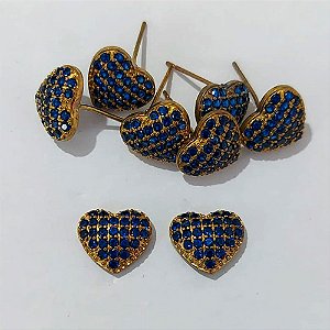 BRINCO NO BRUTO PRONTO PARA O BANHO - BRINCO DE PINO CORAÇÃO CRAVEJADO EM MICROS ZIRCÔNIAS AZUIS 10MM - COMPOSIÇÃO: LATÃO / ZIRCÔNIA - PESO 1,4GR - BRU24068