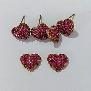 BRINCO NO BRUTO PRONTO PARA O BANHO - BRINCO DE PINO CORAÇÃO CRAVEJADO EM MICROS ZIRCÔNIAS ROSAS 10MM - COMPOSIÇÃO: LATÃO / ZIRCÔNIA - PESO 1,4GR - BRU24069