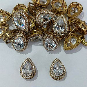 BRINCO NO BRUTO PRONTO PARA O BANHO - BRINCO DE PINO GOTA COM BASE CRAVEJADA EM MICROS ZIRCÔNIAS E PEDRA EM ZIRCÔNIA - TAMANHO 17MM - COMPOSIÇÃO: LATÃO / ZIRCÔNIA - PESO 5GR - BRU24070