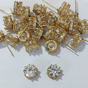 BRINCO NO BRUTO PRONTO PARA O BANHO - BRINCO DE PINO REDONDO COM BASE CRAVEJADA EM MICROS ZIRCÔNIAS E PEDRA EM ZIRCÔNIA REDONDA - TAMANHO 10MM - COMPOSIÇÃO: LATÃO / ZIRCÔNIA - PESO 2,6GR - BRU24071