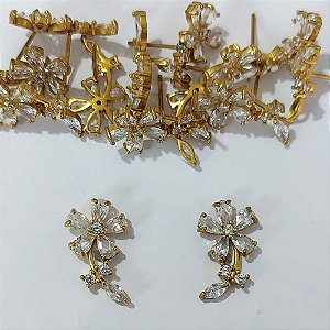 BRINCO NO BRUTO PRONTO PARA O BANHO - BRINCO DE PINO FLOR CRAVEJADA EM ZIRCÔNIAS - TAMANHO 19MM - COMPOSIÇÃO: LATÃO / ZIRCÔNIA - PESO 2,2GR - BRU24072