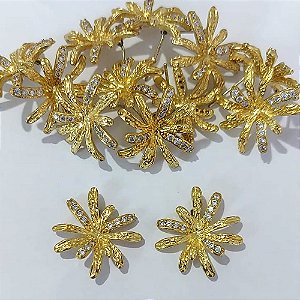 BRINCO NO BRUTO PRONTO PARA O BANHO - BRINCO DE PINO FLOR CRAVEJADA EM MICROS ZIRCÔNIAS - TAMANHO 20MM - COMPOSIÇÃO: LATÃO / ZIRCÔNIA - PESO 3,4GR - BRU24073