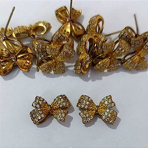 BRINCO NO BRUTO PRONTO PARA O BANHO - BRINCO DE PINO LAÇO CRAVEJADO EM MICROS ZIRCÔNIAS - TAMANHO 14MM - COMPOSIÇÃO: LATÃO / ZIRCÔNIA - PESO 2GR - BRU24075
