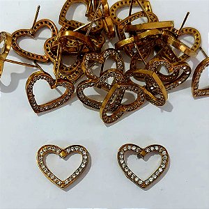BRINCO NO BRUTO PRONTO PARA O BANHO - BRINCO DE PINO CORAÇÃO VAZADO CRAVEJADO COM MICROS ZIRCÔNIAS - TAMANHO 13MM - COMPOSIÇÃO: LATÃO / ZIRCÔNIA - PESO 1,6GR - BRU24077