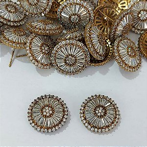 BRINCO NO BRUTO PRONTO PARA O BANHO - BRINCO DE PINO REDONDO CRAVEJADO COM MICROS ZIRCÔNIAS - TAMANHO 18MM - COMPOSIÇÃO: LATÃO / ZIRCÔNIA - PESO 6,4GR - BRU24081