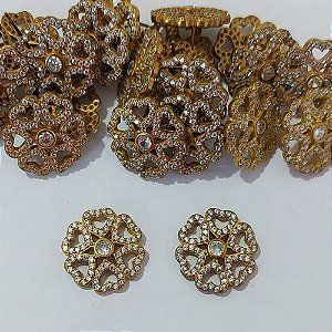 BRINCO NO BRUTO PRONTO PARA O BANHO - BRINCO DE PINO FLOR CRAVEJADA COM MICROS ZIRCÔNIAS - TAMANHO 16MM - COMPOSIÇÃO: LATÃO / ZIRCÔNIA - PESO 3,4GR - BRU24091