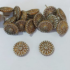 BRINCO NO BRUTO PRONTO PARA O BANHO - BRINCO DE PINO REDONDO CRAVEJADO COM MICROS ZIRCÔNIAS - TAMANHO 14MM - COMPOSIÇÃO: LATÃO / ZIRCÔNIA - PESO 2,8GR - BRU24092