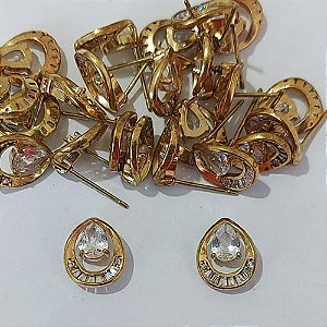 BRINCO NO BRUTO PRONTO PARA O BANHO - BRINCO DE PINO VAZADO CRAVEJADO COM MICROS ZIRCÔNIAS - TAMANHO 13MM - COMPOSIÇÃO: LATÃO / ZIRCÔNIA - PESO 2GR - BRU24096