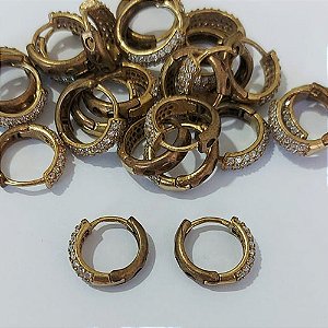BRINCO NO BRUTO PRONTO PARA O BANHO - BRINCO ARGOLINHA DE PRESSÃO CRAVEJADO EM MICROS ZIRCÔNIAS - TAMANHO 13MM - COMPOSIÇÃO: LATÃO / ZIRCÔNIA - PESO 2GR - BRU24098