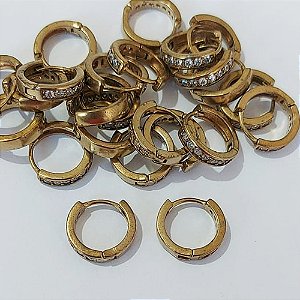 BRINCO NO BRUTO PRONTO PARA O BANHO - BRINCO ARGOLINHA DE PRESSÃO CRAVEJADO EM ZIRCÔNIAS - TAMANHO 14MM - COMPOSIÇÃO: LATÃO / ZIRCÔNIA - PESO 2GR - BRU24099