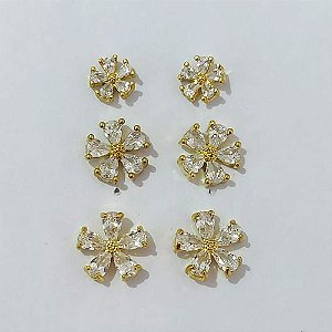 BRINCO NO BRUTO PRONTO BANHO - BRINCO TRIO DE PINO FLOR COM ZIRCÔNIAS - TAMANHOS 8/10/12MM - PESO TOTAL 4,8GR - BRU24101