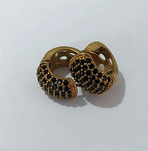 BRINCO NO BRUTO PRONTO PARA O BANHO - (CX.152) BRINCO ARGOLINHA DE PRESSÃO CRAVEJADO EM ZIRCÔNIAS - TAMANHO 14MM (largura 8mm- 6 fileira de zIrconia) - ALTA FUSÃO- PESO 4.3GR - BRU24110