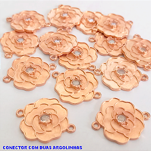 CONECTOR COM DUAS ARGOLINHA NO BRUTO PRONTO PARA O BANHO(CRIS) - (CX.152) - UMA FLOR DE 18MM COM PEDRA ZIRCONIA 4MM- TAMANHO 2CM( PESO 2,4GR - BRU24121