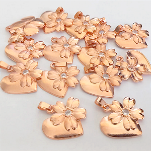 PINGENTE NO BRUTO PRONTO PARA O BANHO(CRIS)- (CX.151) - FLOR E CORAÇÃO DE 18MM COM UMA PEDRA ZIRCONIA - ( PESO 1.4GR - BRU24203