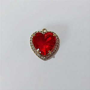 PINGENTE NO BRUTO PRONTO PARA O BANHO - PINGENTE COM BASE CORAÇÃO CRAVEJADO EM MICRO ZIRCÔNIAS CRISTAIS E PEDRA EM ZIRCÔNIA VERMELHA 15X15MM - PESO TOTAL 4,2GR - COMPOSIÇÃO: LATÃO / ZIRCÔNIA - BRU24199