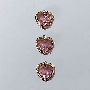 PINGENTE NO BRUTO PRONTO PARA O BANHO - KIT COM 3 PINGENTES COM BASES CORAÇÃO CRAVEJADO EM MICRO ZIRCÔNIAS CRISTAIS E PEDRA EM ZIRCÔNIA ROSA 15X15MM - PESO TOTAL 12,6GR - BRU24227
