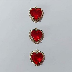PINGENTE NO BRUTO PRONTO PARA O BANHO - KIT COM 3 PINGENTES COM BASES CORAÇÃO CRAVEJADO EM MICRO ZIRCÔNIAS CRISTAIS E PEDRA EM ZIRCÔNIA VERMELHA 15X15MM - PESO TOTAL 12,6GR - BRU24229