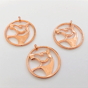 PINGENTE NO BRUTO PRONTO PARA O BANHO(CRIS) (CX153) (PINGENTE DE CORAÇÃO) - KIT COM TREIS PINGENTES TAMANHO 2,5CM / com contra argola- PESO TOTAL 3.6GR(cada pingente) - BRU24334