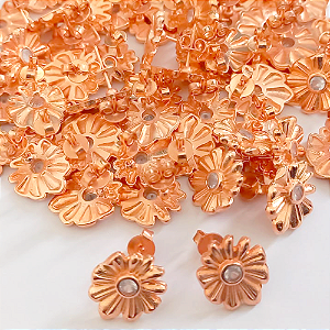 BRINCO NO BRUTO PRONTO PARA O BANHO(CRIS)(CX154) - COM BASE DE PINO COM UMA PEDRA DE ZIRCÔNIA CRISTAL DE 4MM TAMANHO DO BRINCO 10X10MM - PESO TOTAL 2,2GR(peso do par) - BRU24351