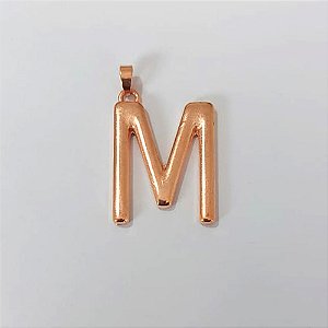 PINGENTE NO BRUTO PRONTO PARA O BANHO - (CRIS) . (CX.155) PINGENTE LETRA " M " 25MM - PESO 4,2GR - BRU24529