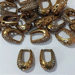 BRINCO NO BRUTO PRONTO PARA O BANHO - BRINCO ARGOLINHA DE PRESSÃO CRAVEJADO EM MICROS ZIRCÔNIAS - TAMANHO 16MM - COMPOSIÇÃO: LATÃO / ZIRCÔNIA - PESO 3,8GR - BRU24541