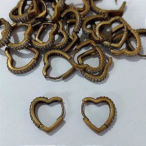 BRINCO NO BRUTO PRONTO PARA O BANHO - BRINCO ARGOLINHA DE PRESSÃO CORAÇÃO CRAVEJADO EM MICROS ZIRCÔNIAS - TAMANHO 3X15MM - COMPOSIÇÃO: LATÃO / ZIRCÔNIA - PESO 2,4GR - BRU24544