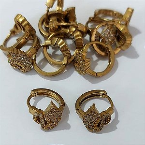 BRINCO NO BRUTO PRONTO PARA O BANHO - BRINCO DE PINO CISNE CRAVEJADO EM MICROS ZIRCÔNIAS - TAMANHO 15MM - COMPOSIÇÃO: LATÃO / ZIRCÔNIA - PESO 2,8GR - BRU24545