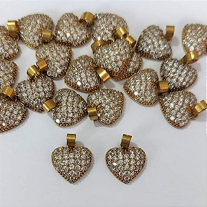 PINGENTE NO BRUTO PRONTO PARA O BANHO - (CX.16) PINGENTE CORAÇÃO CRAVEJADO EM MICROS ZIRCÔNIAS - TAMANHO 11MM - COMPOSIÇÃO: LATÃO / ZIRCÔNIA - PESO 1,2GR - BRU24546
