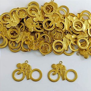 ACESSÓRIO NO BRUTO PRONTO PARA O BANHO - (V2709) (CX.72) PINGENTE MENINO BICICLETA MM COM UMA ARGOLINHA - COMPOSIÇÃO: 100% LATÃO - PESO TOTAL 1,0GR - BRU24429