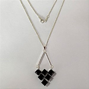 GARGANTILHA FOLHEADA A PRATA COM 50 MILÉSIMOS + VERNIZ DIAMOND - GARGANTILHA CORRENTE 45CM E PINGENTE EM PEDRAS GEOMÉTRICAS PRETAS 50MM - PRA862